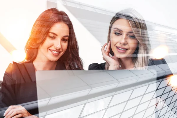 Zwei Lächelnde Geschäftsfrauen Formellen Anzügen Tippen Gemeinsam Laptop Büroarbeitsplatz Mit — Stockfoto
