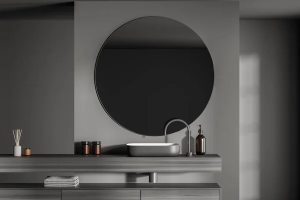 Espelho Redondo Divisória Cinzenta Escura Parede Bacia Lavagem Flutuante Vaidade — Fotografia de Stock