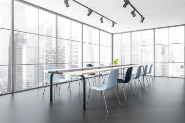 Minimalist toplantı odasının içinde sandalyeler, uzun masa, yan görüş, koyu beton zemin. Şehir manzaralı panoramik pencere, Singapur gökdelenleri, 3D görüntüleme