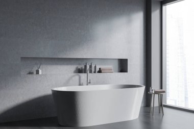 Beyaz küvetli karanlık banyo odası ve aksesuarlarla dolu duvarlar. Siyah parke zemin ve pencere şehir manzaralı, masa havluyla dolu. 3B görüntüleme