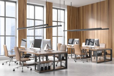 Singapur gökdelenleri olan panoramik pencerelerin yanındaki masada koltukları ve bilgisayarı olan hafif bir ofis odası. Eşzamanlı çalışma alanı ve minimalist mobilyalar, 3B görüntüleme