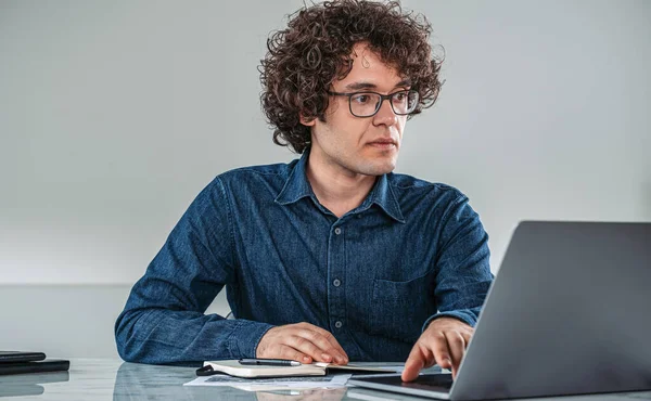 Office Man Eyeglasses Wearing Denim Shirt Laptop Table Pen Notes — Stock Photo, Image