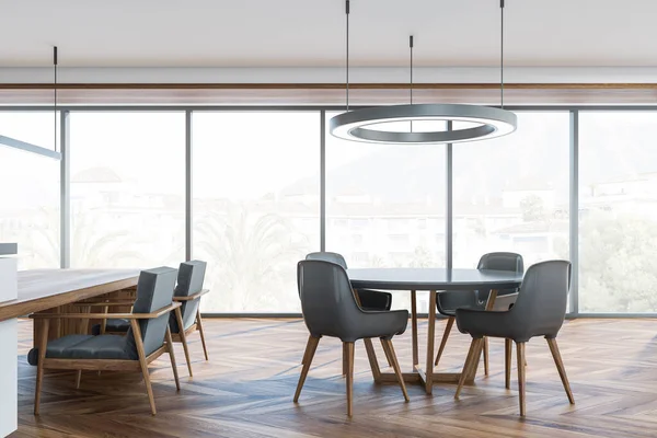 Panoramische Eetkamer Interieur Met Ronde Kroonluchter Grijze Tafel Met Vier — Stockfoto