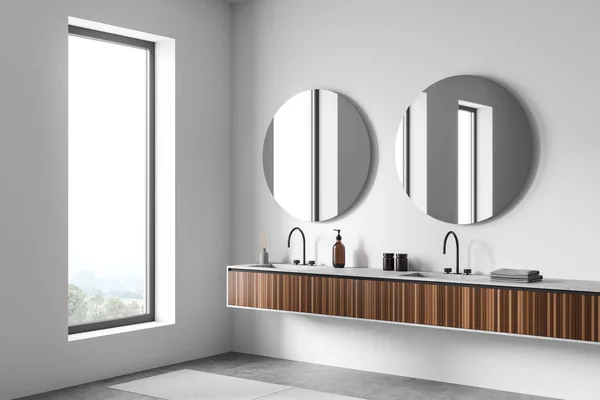 轻便的浴室室内 有两个水槽和独立的圆形镜子 配饰在木制甲板上 灰色混凝土地面和农村窗户 3D渲染 — 图库照片