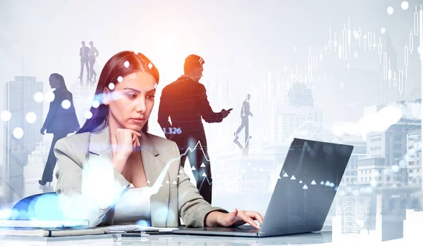 Mujer Pensativa Trabajando Con Laptop Siluetas Del Equipo Negocios Rascacielos —  Fotos de Stock