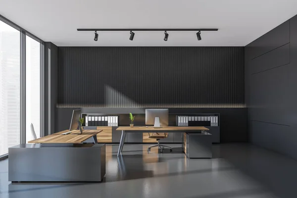 Interior Escuro Sala Escritório Com Duas Mesas Poltronas Confortáveis Desktops — Fotografia de Stock
