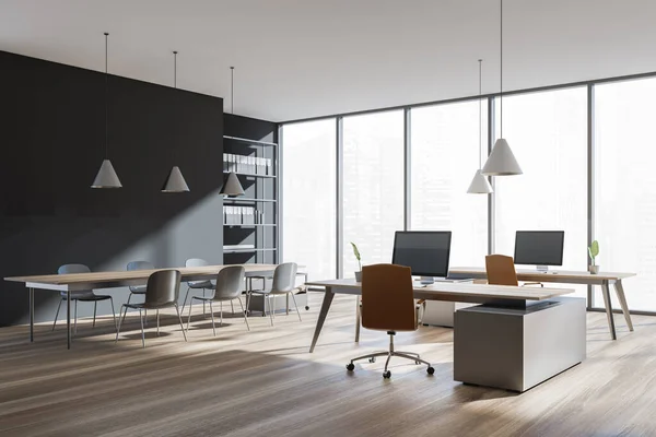 在黑暗的办公室室内 有桌子 八把扶手椅 全景窗摩天大楼和橡木地板 工作程序的场所 最低限度的设计 3D渲染 — 图库照片