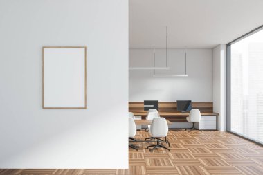 Şehir manzaralı pencere kenarındaki masada koltukları ve bilgisayarı olan ahşap bir iç mekan. Açık uzay danışma odası. Beyaz duvardaki maket çerçeve, 3B görüntüleme