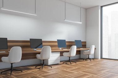 Çalışma odasının iç tarafında beyaz koltuklar, masada bilgisayarlar, yan görüş, parke zemin. Teknolojili ofis minimalist alanı, gökdelenli pencere, 3D görüntüleme