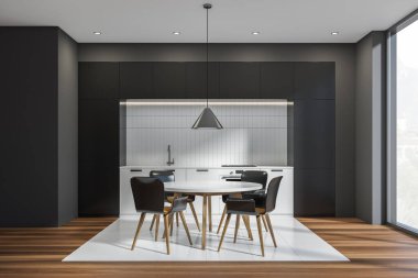 Karanlık mutfak seti yuvarlak masa ve dört siyah sandalye beyaz fayanslı zemin, kırsal pencereli. Modern mobilyaları, lavabosu ve parkesi olan şık bir yemek odası.