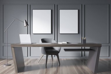 Ofis iç tasarımı, arka planda gri duvarda iki boş tuval ve sandalye olan yaratıcı masa kullanımı. Ahşap zemin. Minimalist konsepti olan modern bir iş yeri. 3d oluşturma