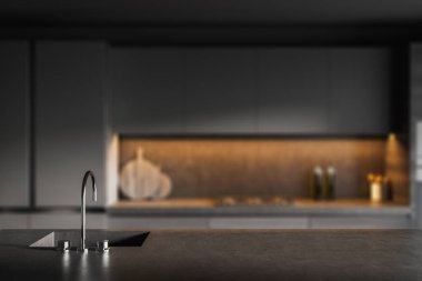 Önünde lavabo olan gri beton masa mutfak takımı ve mutfak gereçleri ile bulanık yemek odası iç kısmı. Ürünün gösterimi için maket, 3B görüntüleme