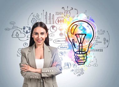 Ofisteki kadın kameraya özgüvenle bakıp gülümsüyor. Finansal plan karalaması, grafikleri ve iş analizi olan bir ampul çizimi. Başlangıç ve yönetim kavramı