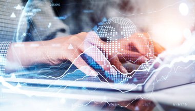Kadın parmakları dizüstü bilgisayarda, toprak küreye çifte maruz kalma borsa çizgileri ve rakamlar, Forx Dynamics. Çevrimiçi ticaret ve dünya ekonomisi kavramı