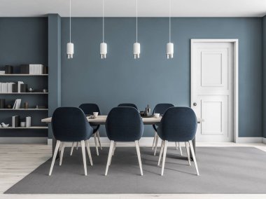 Altı mavi sandalye, tabaklar, lambalar, kitaplıklar ve süslemelerle dolu ahşap bir masa. Halı ve beyaz parke döşemeli misafir odası, 3 boyutlu.