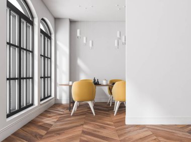 Masalı beyaz yemek odası, aksanlı sarı sandalyeler, kolye ışıkları, kemerli pencereler, boş koridor duvarı ve parke döşemesi. Modern ev tasarımı kavramı. 3d oluşturma