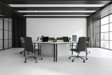 Panoramik pencereli karanlık ofis odası, dört dizüstü bilgisayar, rahat koltuklar, masalar ve beton zemin. Buluşmak için mükemmel bir yer. Minimalist tasarım. 3d oluşturma