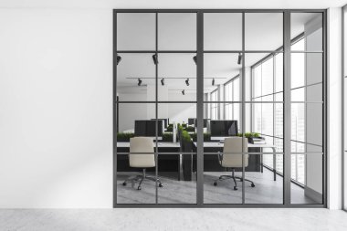 Cam kapılar ve beton zemin arkasında koltuklar ve bilgisayarlar olan hafif bir iç mekan. Ofis minimalist mobilya ve şehir manzaralı pencere. Boşluk beyaz duvarını kopyala, 3B görüntüleme