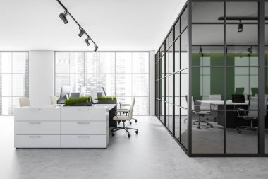 Ofis içi koltuklar ve bilgisayar ile panoramik pencerelerin yanında gökdelenleri olan bir masa. Birlikte çalışma alanı ve konferans, iş dairesi, 3D görüntüleme