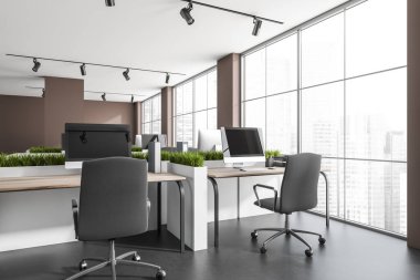 İçi panoramik pencereli karanlık ofis odası Singapur şehir manzaralı masa, altı masa, koltuklar ve beton zemin. Çalışma süreci için mükemmel bir yer. Minimalist tasarım. 3d oluşturma