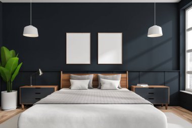 Yatak odasının içi yatak odası, ön manzara, iki komodin ve pencereli bitki. Halılı parke zemin, lambalar. Koyu renkli duvarda iki model tuval, üç boyutlu.