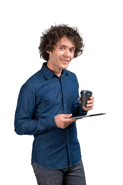 Joven Hombre Oficina Con Dispositivo Taza Café Camisa Mezclilla Con —  Fotos de Stock