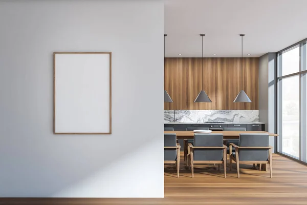 Světlá Kuchyň Zasazená Interiéru Dřevěným Stolem Šedými Křesly Parketové Podlaze — Stock fotografie