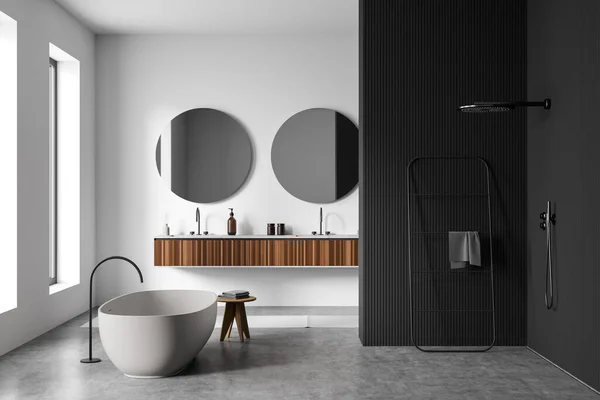 Bathing Room Interior White Tub Two Sinks Mirrors Douche Rail — Stok fotoğraf