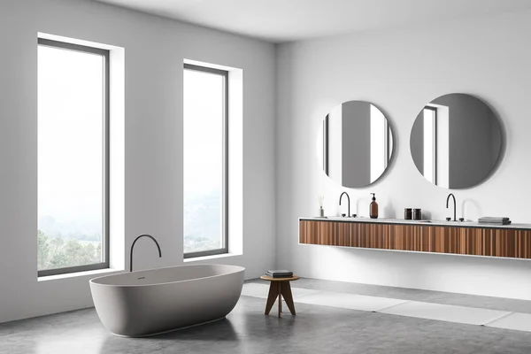 Bagno Interno Luminoso Con Vasca Tavolo Con Asciugamani Due Lavandini — Foto Stock