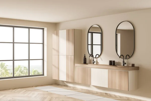 Ahşap Banyo Içi Iki Lavabo Ahşap Güverteli Ayrı Oval Aynalar — Stok fotoğraf