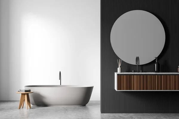 浴槽とタオル付きのテーブル付きの白いバスルームのインテリア 入浴アクセサリー 灰色のコンクリートの床でシンクとミラー コピースペース空の白い壁 3Dレンダリング — ストック写真