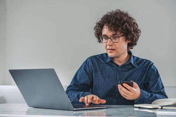 Office Man Eyeglasses Phone Hand Looking Laptop Screen Office Desk — Stock Photo, Image