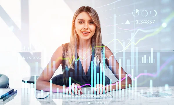 Mujer Sonriendo Con Las Manos Teclado Computadora Secretario Trabajo Doble —  Fotos de Stock