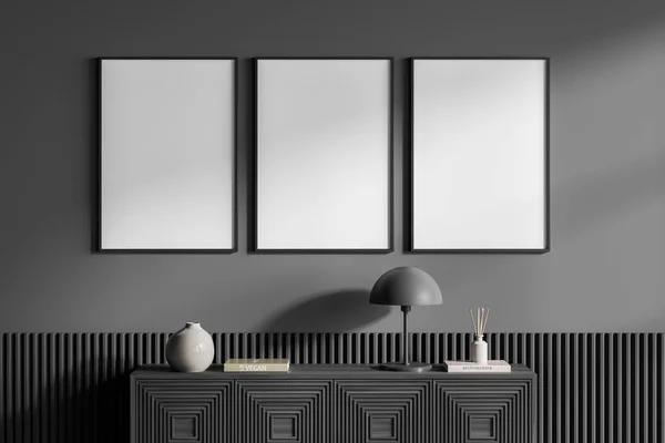 Ciemny Salon Wnętrze Trzema Pustymi Białymi Postesr Kredens Koncepcja Minimalistycznego — Zdjęcie stockowe