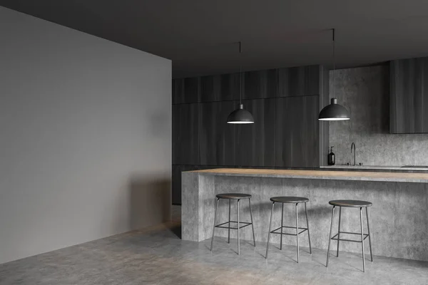 3つのバーチェアとコンクリートテーブル サイドビューとスタイリッシュな料理のインテリア ミニマリスト家具付きの高級キッチン コピースペース空の灰色の壁 3Dレンダリング — ストック写真