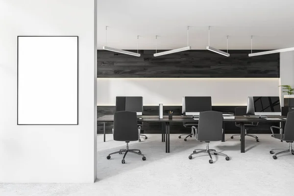 黑白相间的办公室内部 有空白的白色海报 六台台式电脑 舒适的扶手椅 书桌和水泥地板 完美的工作环境 最低限度的设计 把它弄坏了3D渲染 — 图库照片