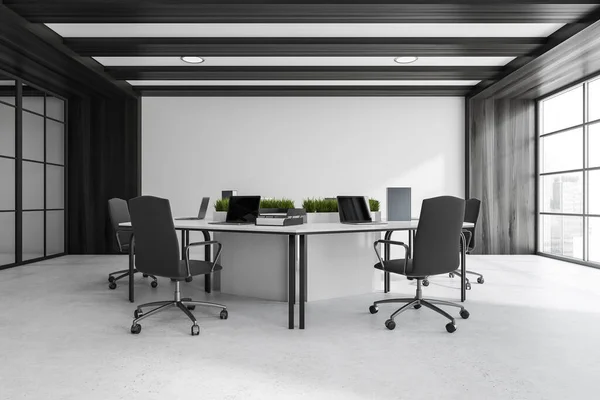 Intérieur Bureau Sombre Avec Fenêtre Panoramique Quatre Ordinateurs Portables Fauteuils — Photo