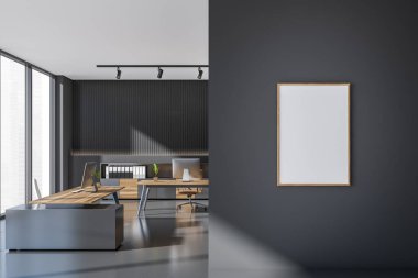 İçi boş beyaz posterli karanlık ofis odası, iki masa, koltuk, masaüstü, gökdelen manzaralı panoramik pencere ve beton zemin. Çalışma için uygun bir yer. Minimalist tasarım. 3d oluşturma