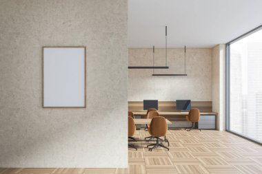 Şehir manzaralı pencerenin yanındaki masada koltukları ve bilgisayarı olan bej bir iç mekan. Açık uzay danışma odası. Beton duvardaki maket çerçeve, 3B görüntüleme