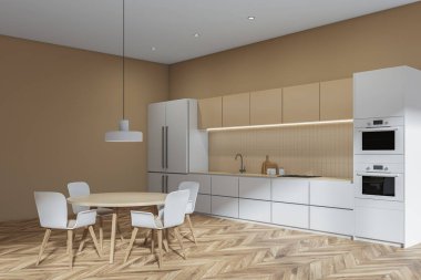 Yuvarlak masalı açık mutfak seti ve parke üzerinde lamba olan beyaz sandalyeler. Modern mobilyalar, yan görüş, güvertede mutfak gereçleri ve buzdolabı fırınıyla minimalist iç mekan.