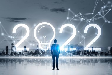 Resmi takım elbiseli bir işadamı New York City gökdelenini izliyor. Şehir merkezindeki finans merkezinde. 2022 yılbaşı tabelasında ampul ve hat bağlantısı var. Koyu gri siluet. 3d oluşturma