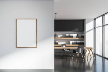 İçi boş beyaz posterli karanlık ofis odası, iki koltuk, masa, panoramik pencere şehir gökdeleni manzaralı ve beton zemin. Minimalist tasarım kavramı. 3d oluşturma