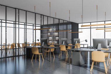 Ofis odası içinde sandalyeler ve bilgisayarlı masalar şehir manzaralı panoramik pencereler ve raflı cam kapıların arkasındaki bekleme odası. 3B görüntüleme