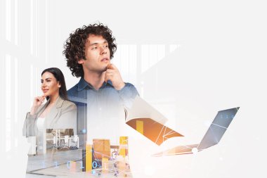 Kot gömlek giyen genç yakışıklı işadamı iş kadınıyla birlikte çalışıyor. Arkasında dizüstü bilgisayar ve defter olan ofis işyeri. Takım çalışması ve işbirliği kavramı