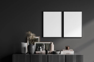 Siyah klozet ve kitaplarla dolu bir sanat odası, tabaklı seramik vazo, galeri odası. Gri duvarda iki çerçeve, üç boyutlu görüntüleme