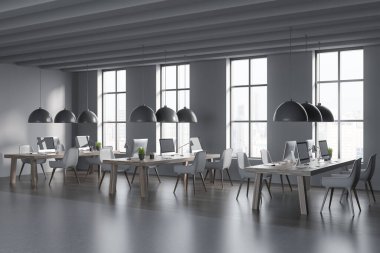 Gri iç mekan koltuklar, masaüstü bilgisayarı sıra, yan görünüş, koyu parke zemin. Teknolojili ofis alanı, Singapur binalı panoramik pencere, 3D görüntüleme