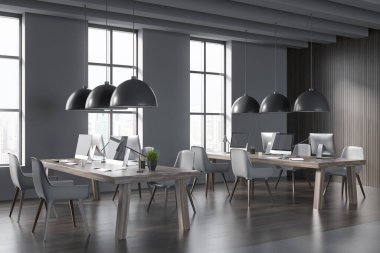 Koltuklarla ahşap iç döşeme, masaüstü bilgisayarı, yan görünüş, koyu parke döşeme. Teknolojili ofis minimalist alanı, Singapur gökdelenli pencere, 3D görüntüleme