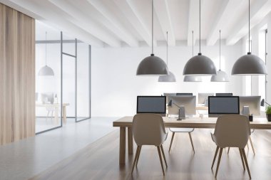 Koltuklarla ahşap iç mekan, masaüstü bilgisayarı, cam kapılı özel danışma odası, parke zemin. Lambalar ve pencere, 3B görüntüleme