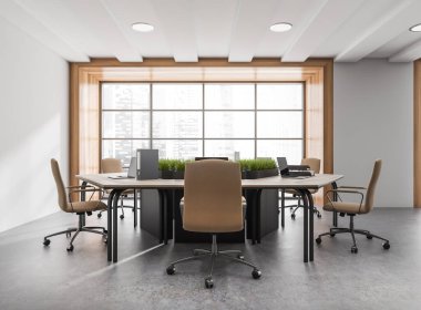 Panoramik pencereli parlak ofis odası, altı dizüstü bilgisayar, rahat koltuklar, masalar ve beton zemin. Buluşma ve çalışma için mükemmel bir yer. Minimalist tasarım. 3d oluşturma