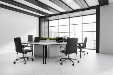 Karanlık ofis odasının iç tarafında panoramik pencere, altı dizüstü bilgisayar, rahat koltuklar, masalar ve beton zemin. Buluşma ve çalışma için mükemmel bir yer. Minimalist tasarım. 3d oluşturma